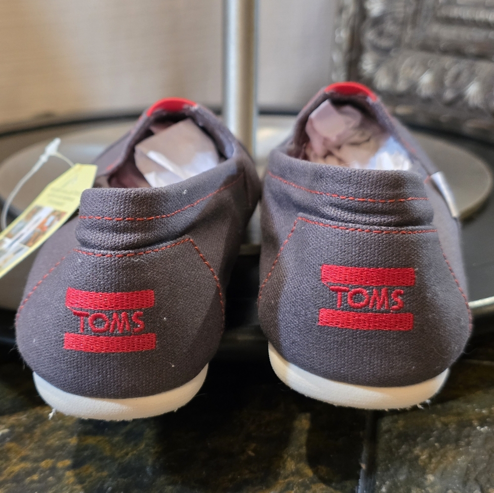 Toms Audi Limited Edition (Ash/Red) Slip-On Shoes. Men's 7.5.  NWT. - Picture 3 of 7